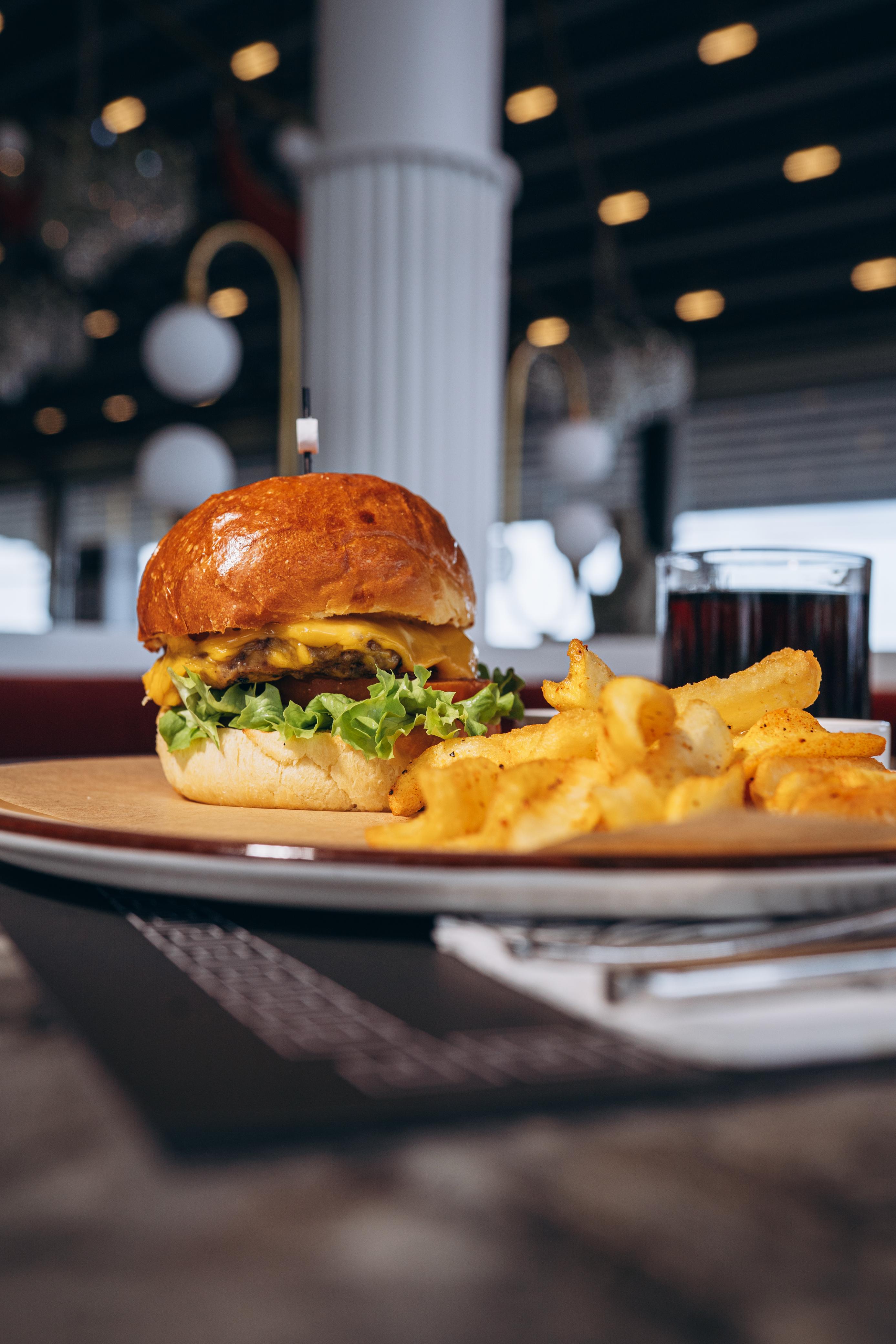 Cheddar Peynirli Burger -  ₺
